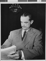 Photograph of Howard Hughes at hearing, Washington, August 06, 1947