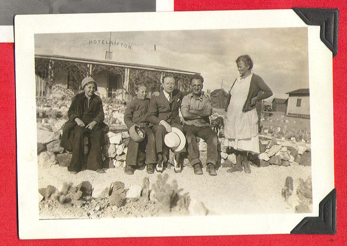 Group of people posed in front of the Hotel Nipton: photographic print