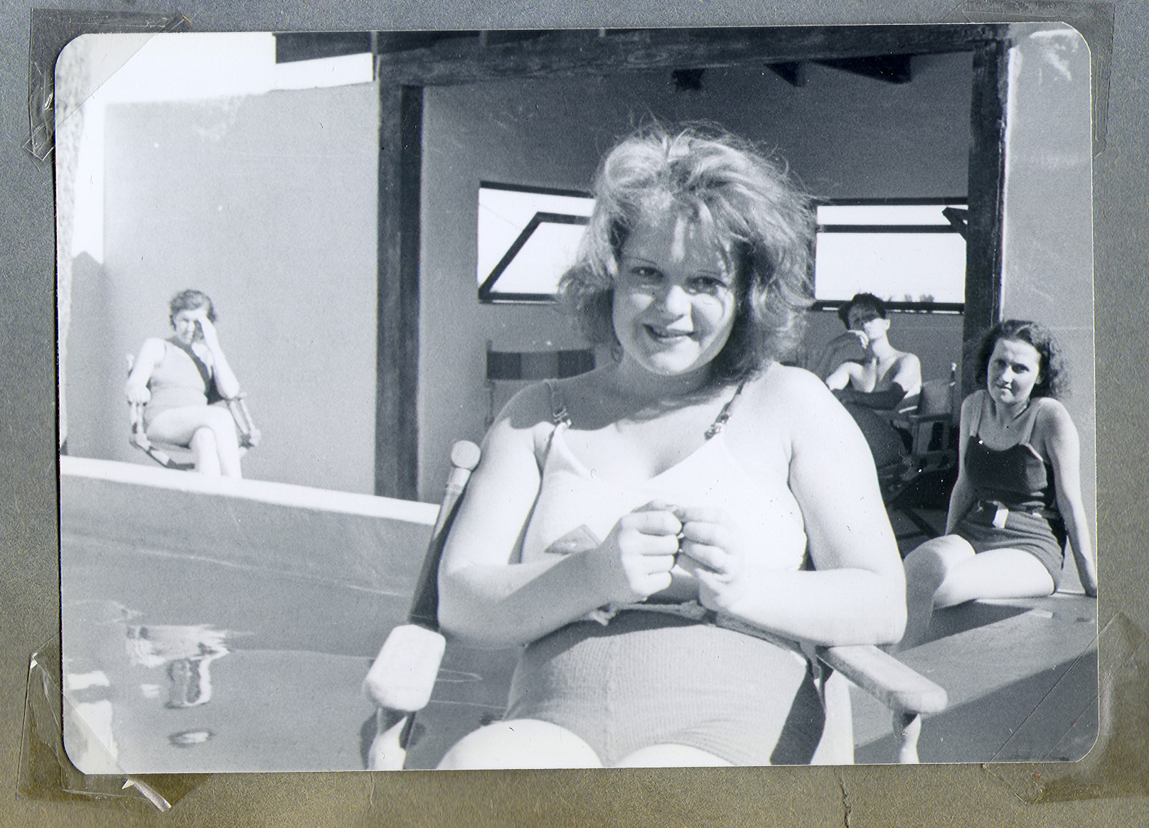 Clara Bow and several unidentified people by the pool: photographic print