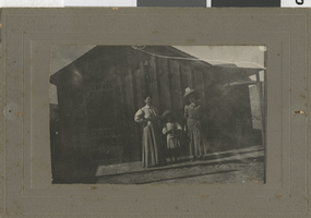 Photograph of unidentified women and child, circa early 1900s