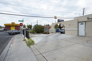 House in front of El Pollo Mobile restaurant on South Arville Street looking west, Las Vegas, Nevada: digital photograph