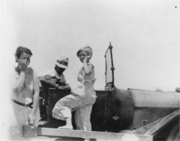 Beulah Pardee, Jack Pardee, "Dude" Pardee (identified from left to right): photographic print