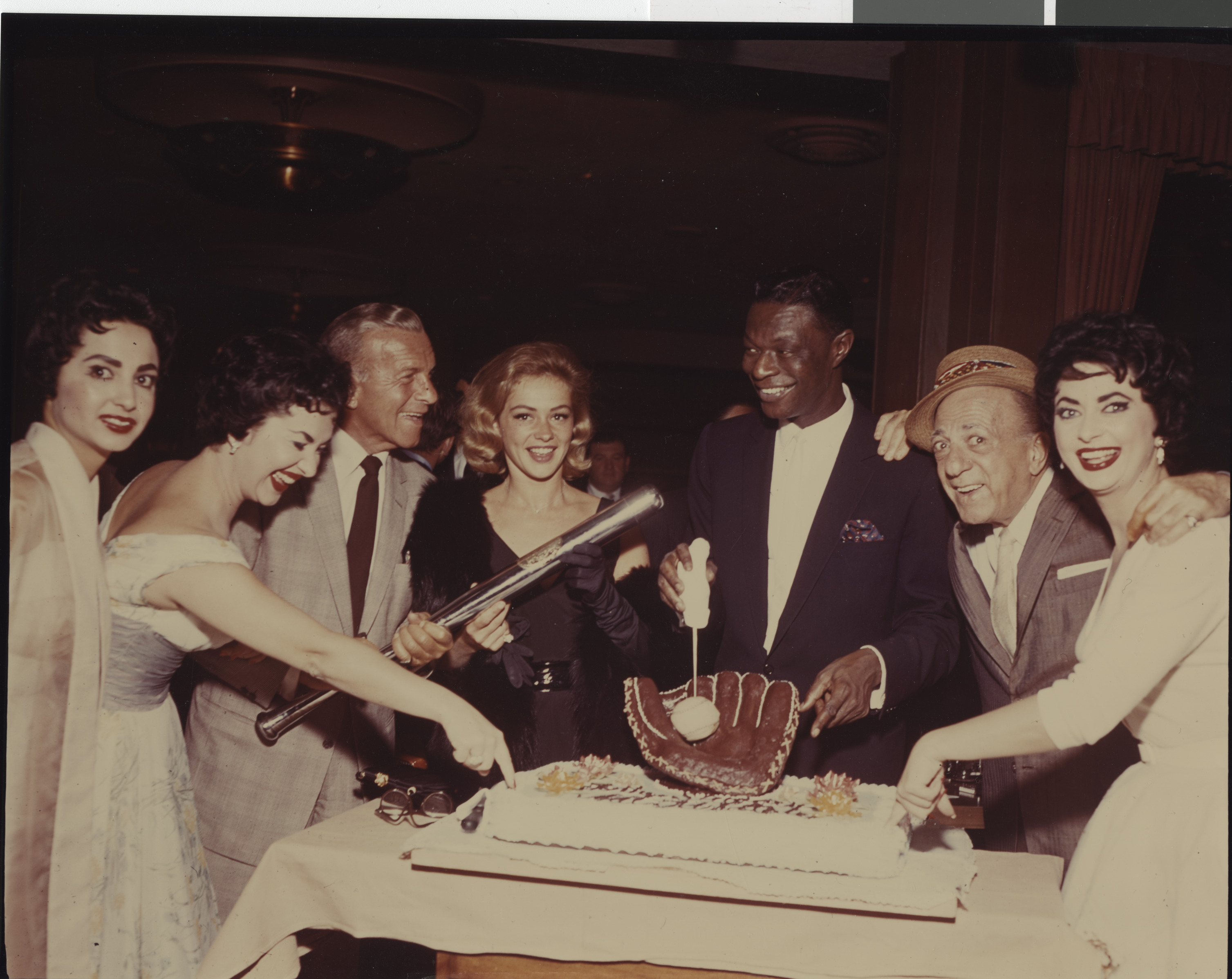 Cole and glove cake, Image 01