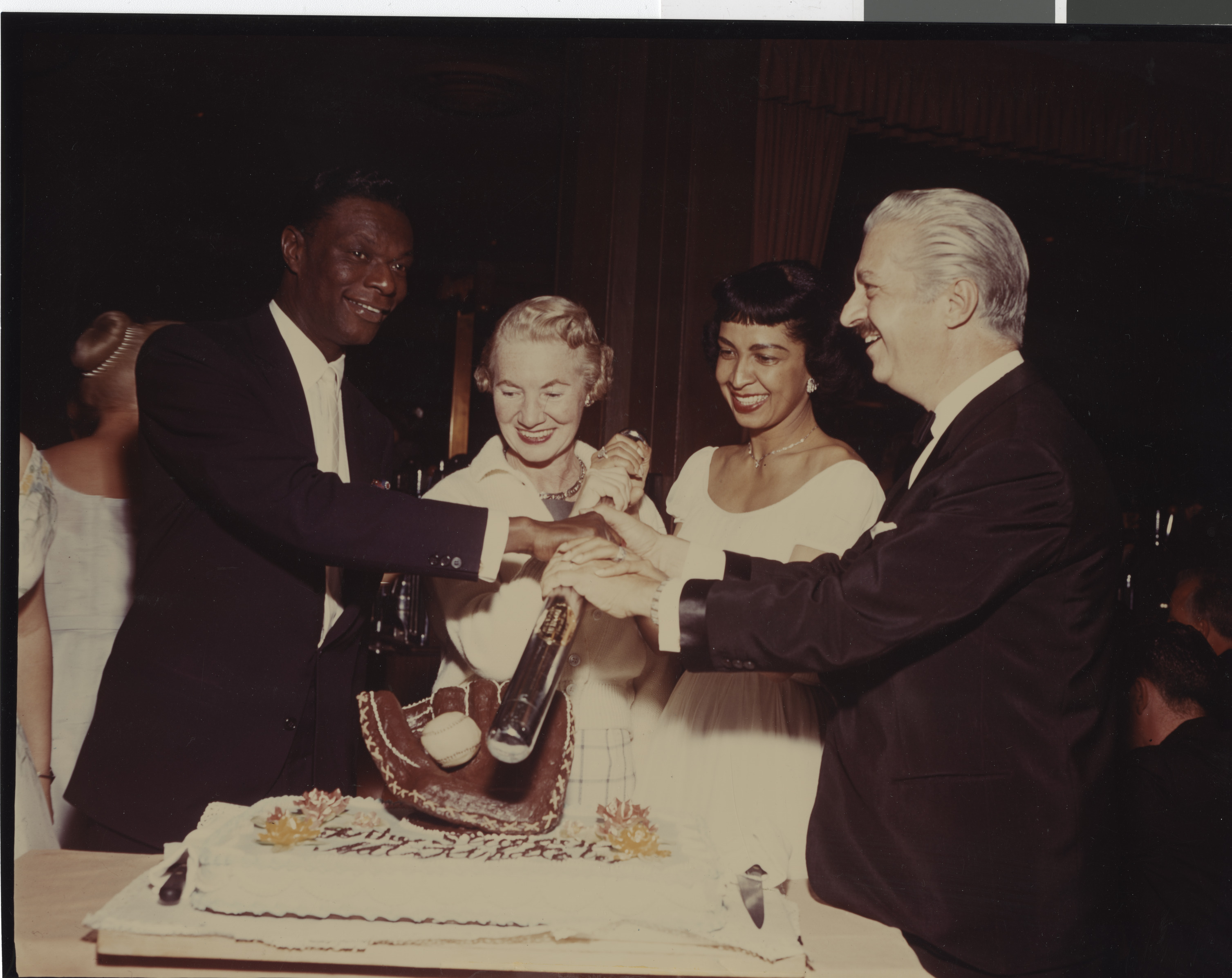 Cole and glove cake, Image 03