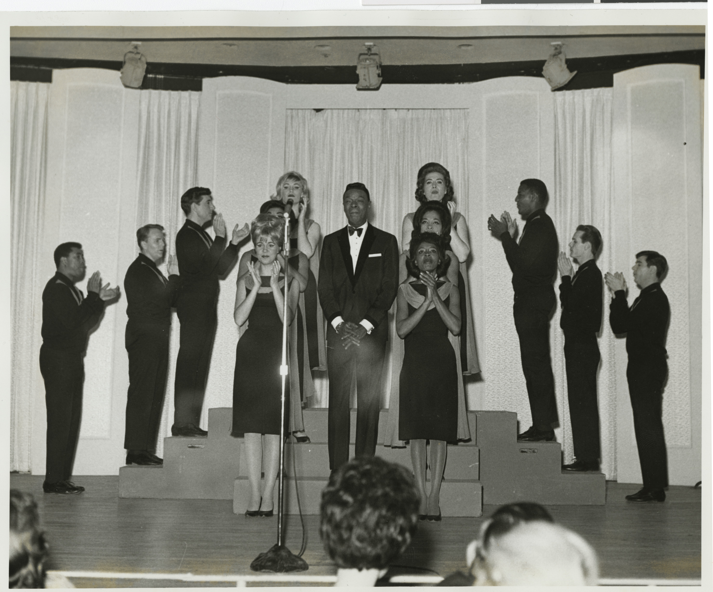 Nat King Cole on stage, Image 04