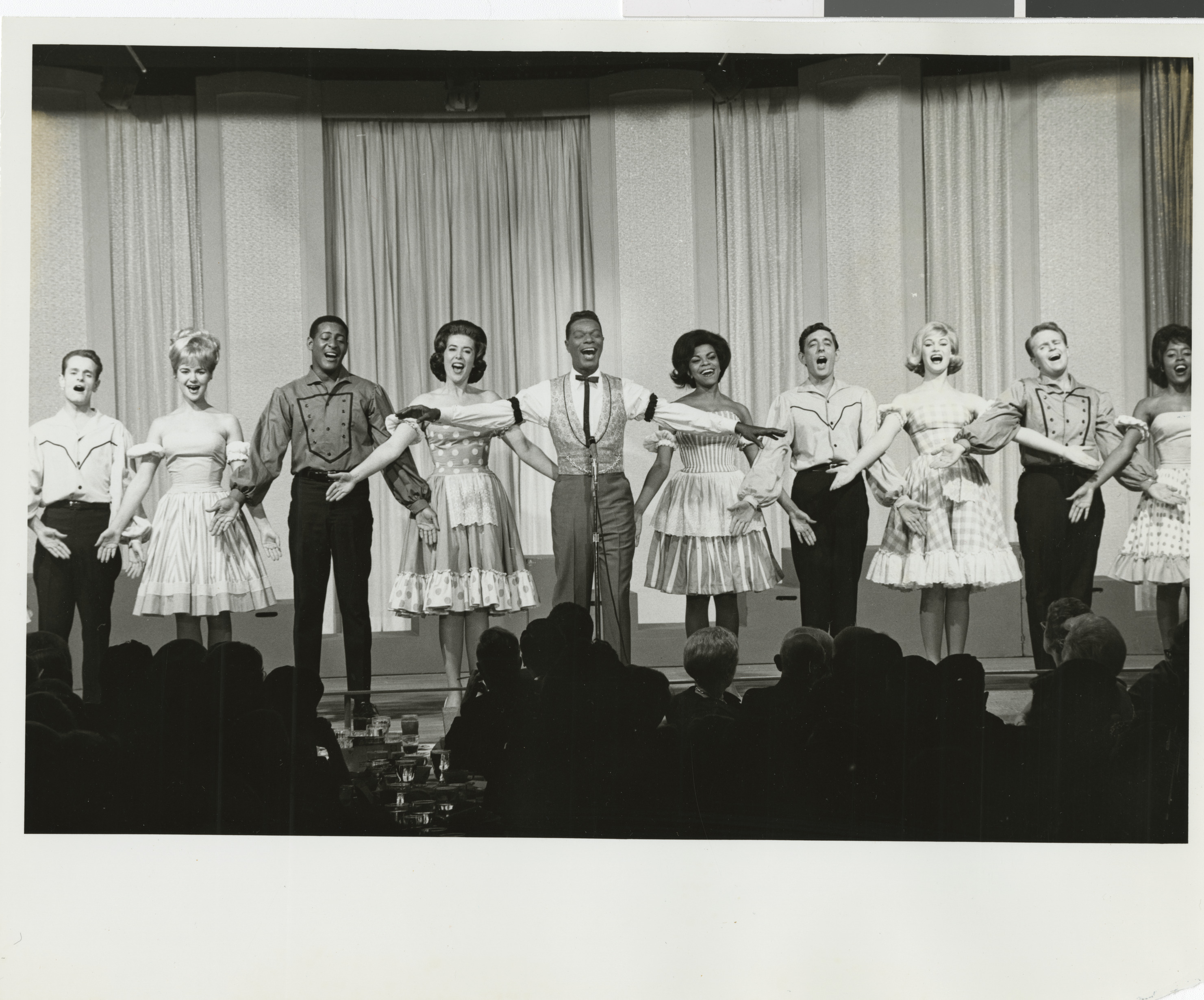 Nat King Cole on stage, Image 07