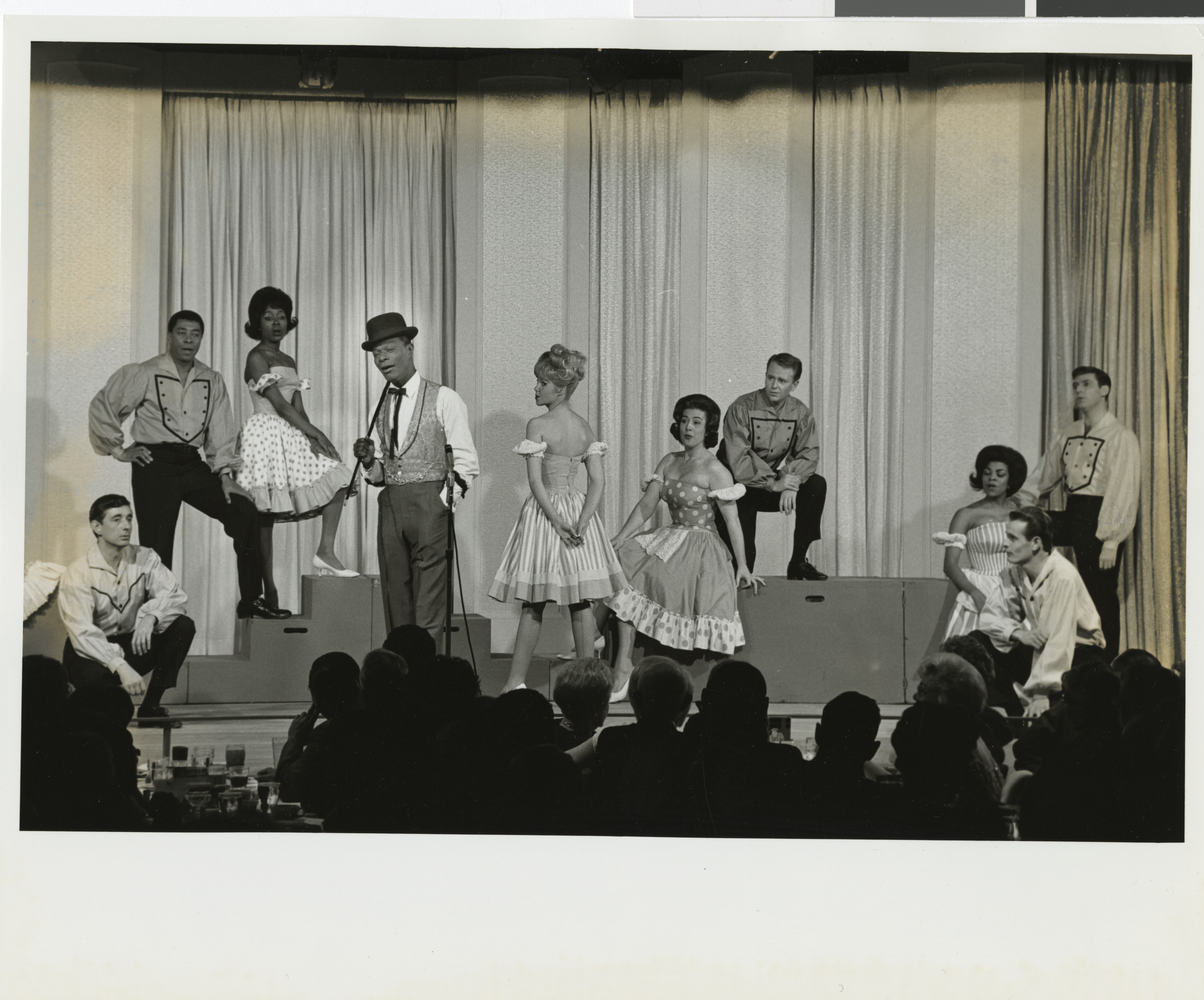 Nat King Cole on stage, Image 08