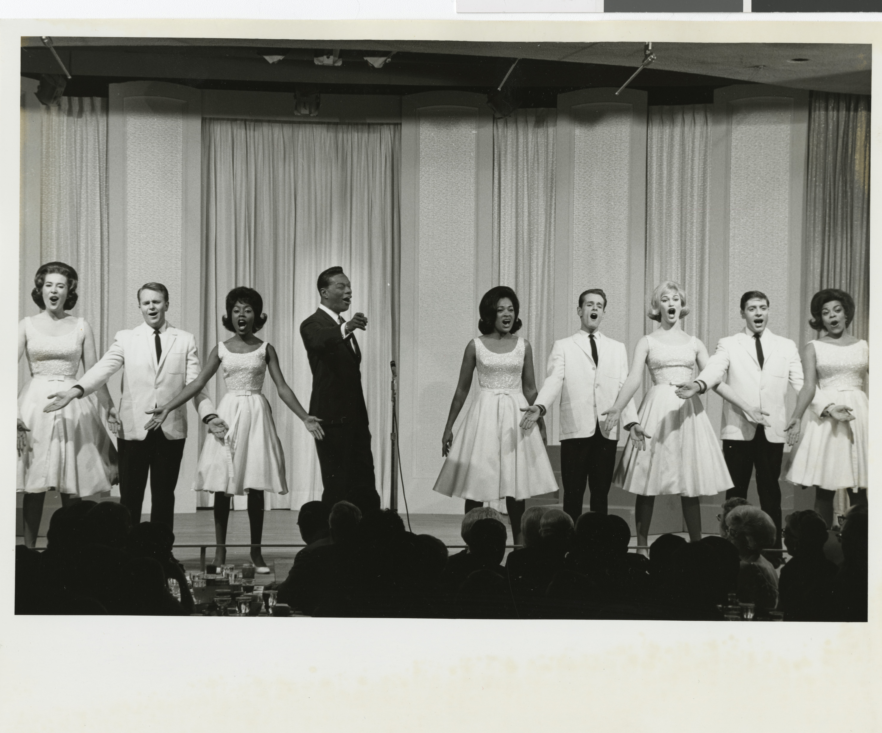 Nat King Cole on stage, Image 09