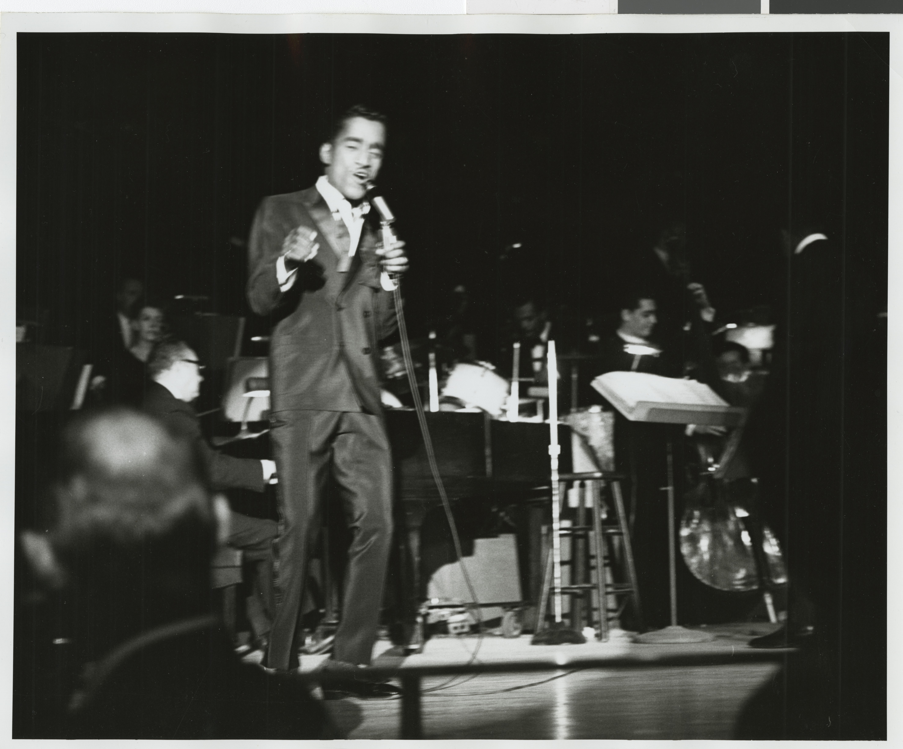 Davis on stage, Image 04