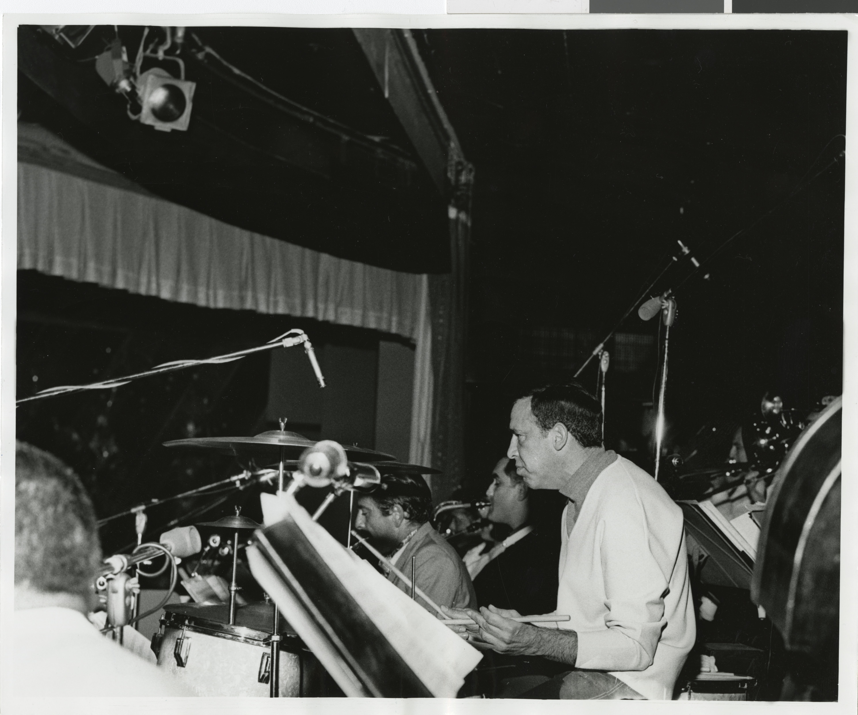 Davis on stage, Image 07