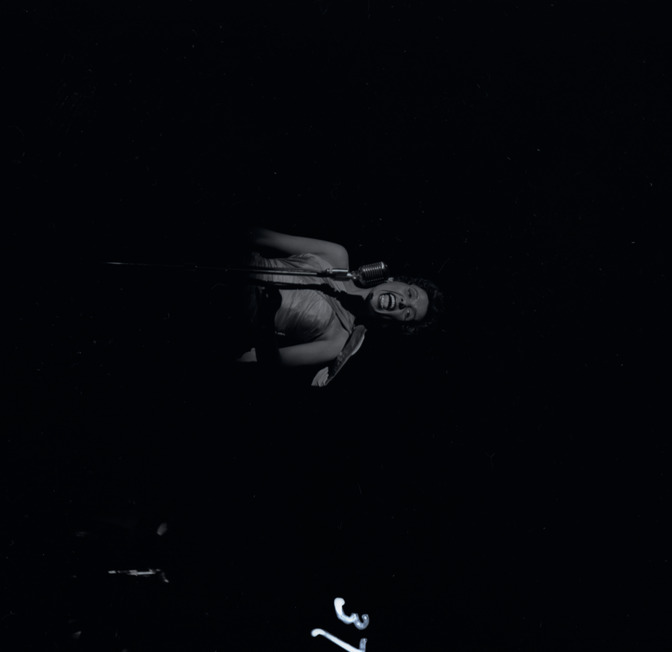 Horne performing, Image 02