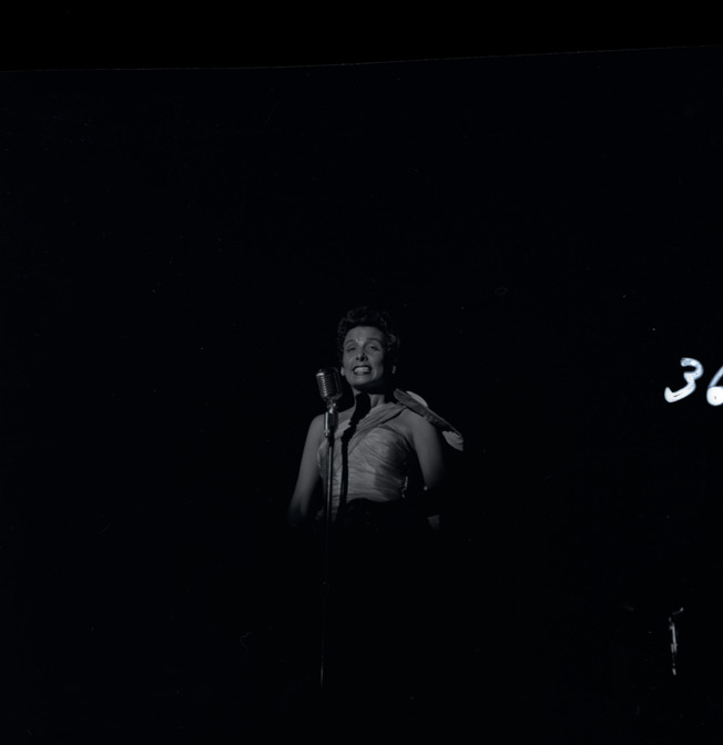 Horne performing, Image 03