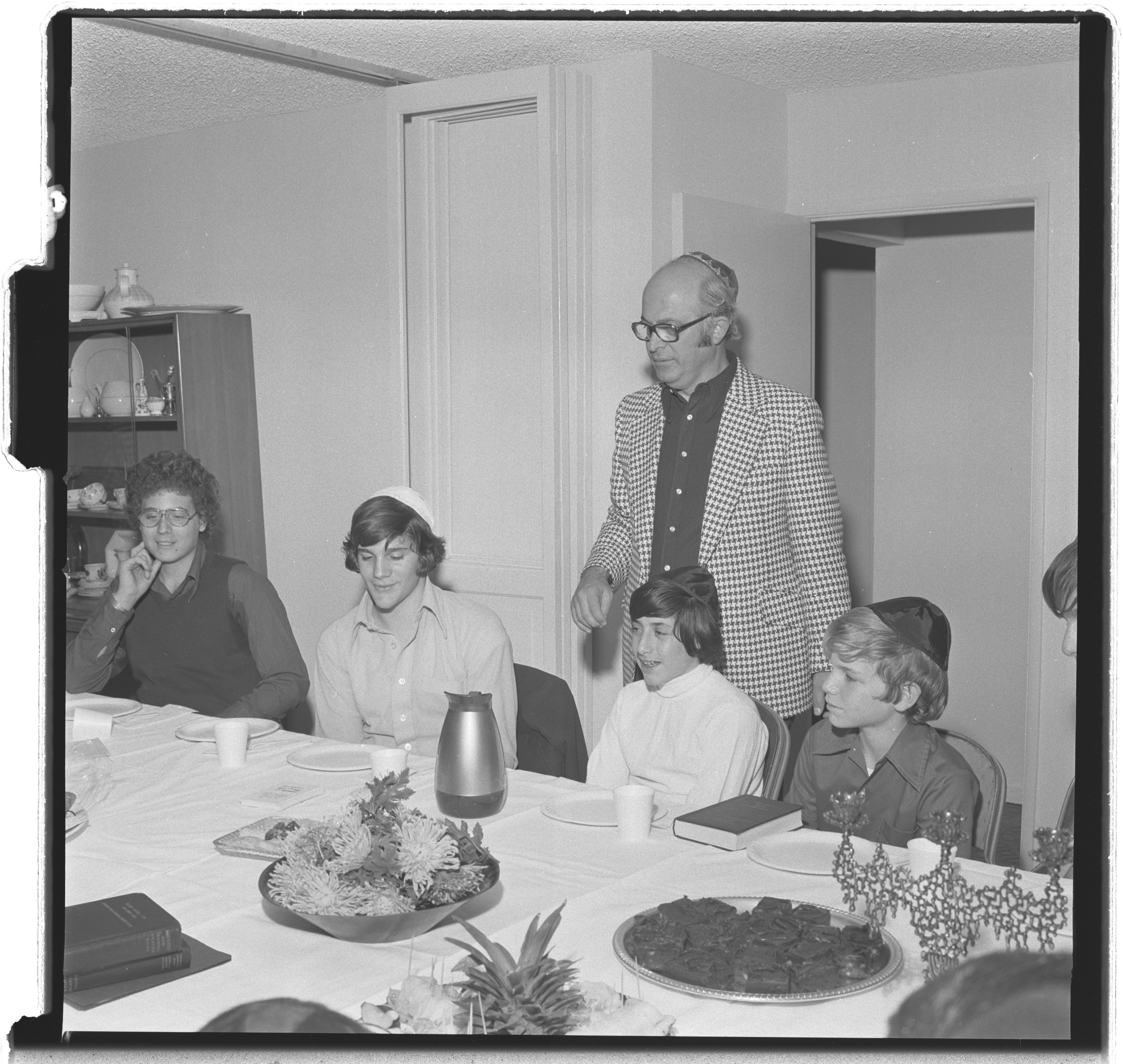 Photographs of Rabbi Schnairson (party), image 03