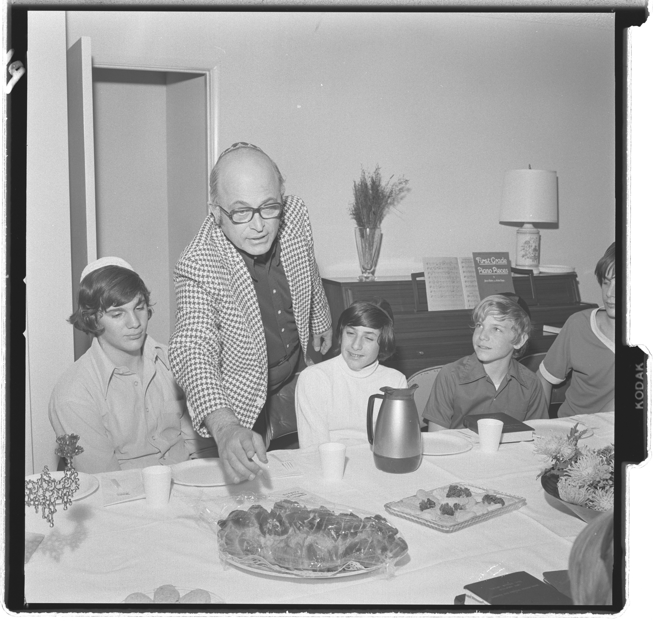 Photographs of Rabbi Schnairson (party), image 04