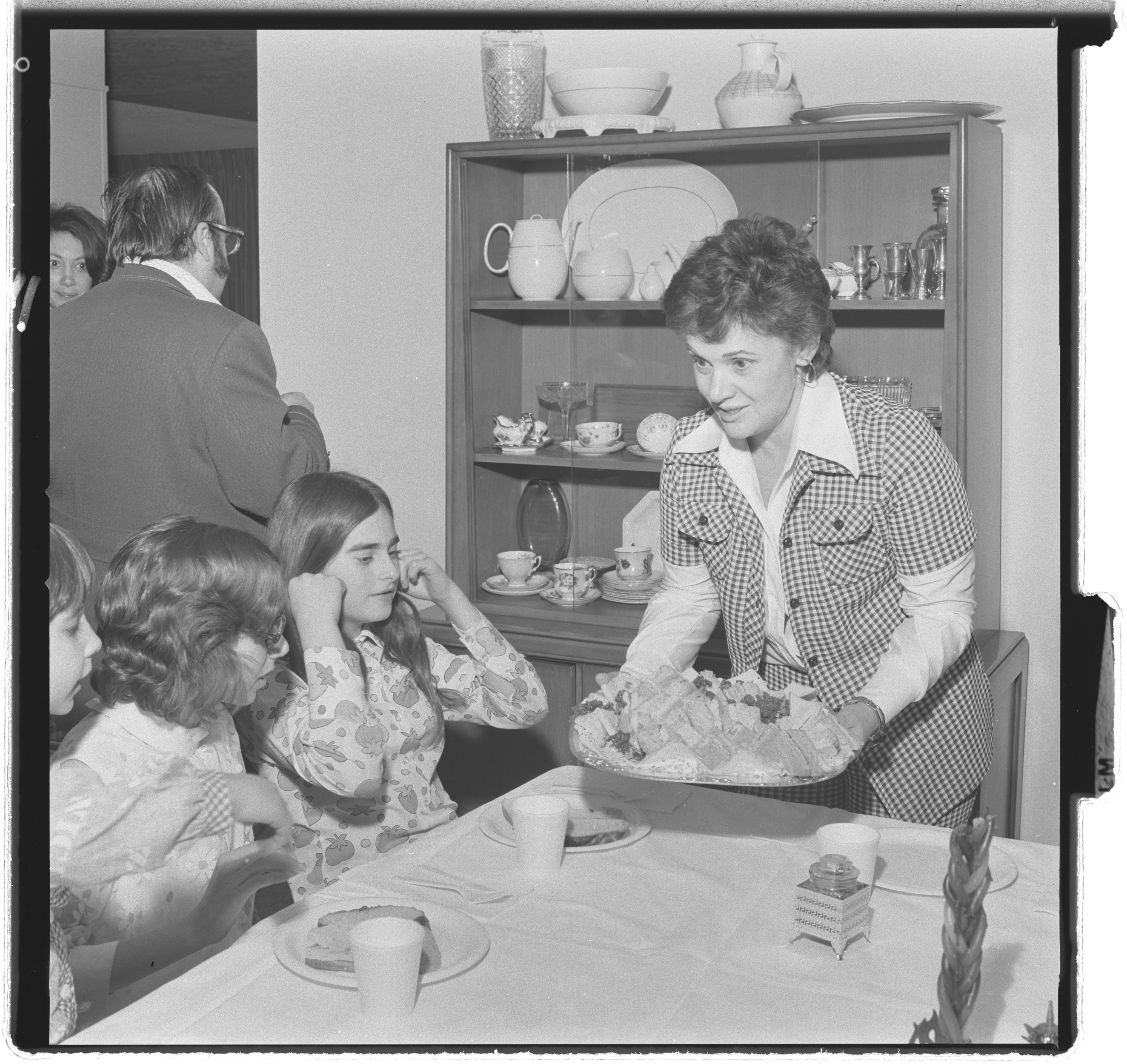 Photographs of Rabbi Schnairson (party), image 06