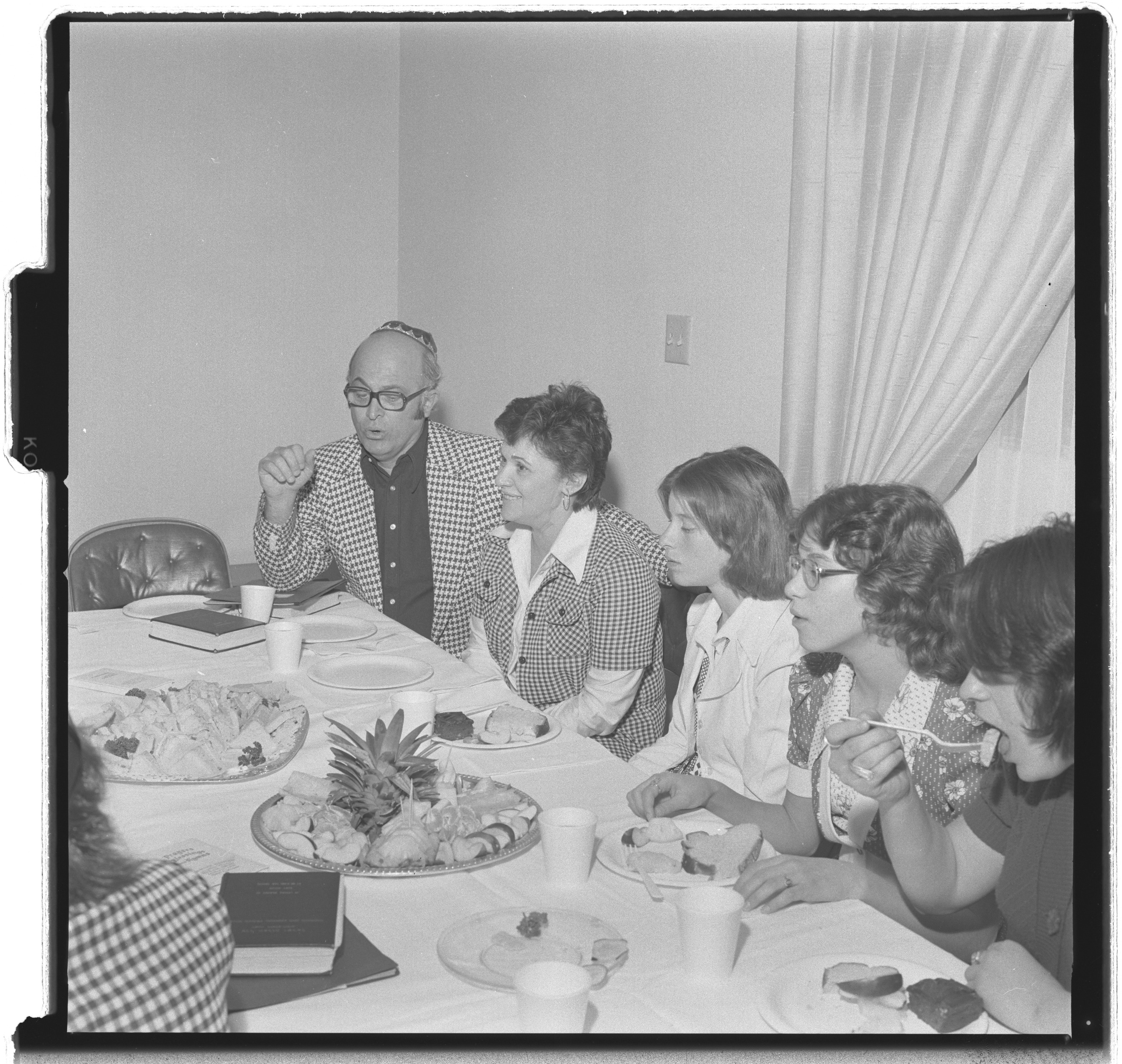 Photographs of Rabbi Schnairson (party), image 07