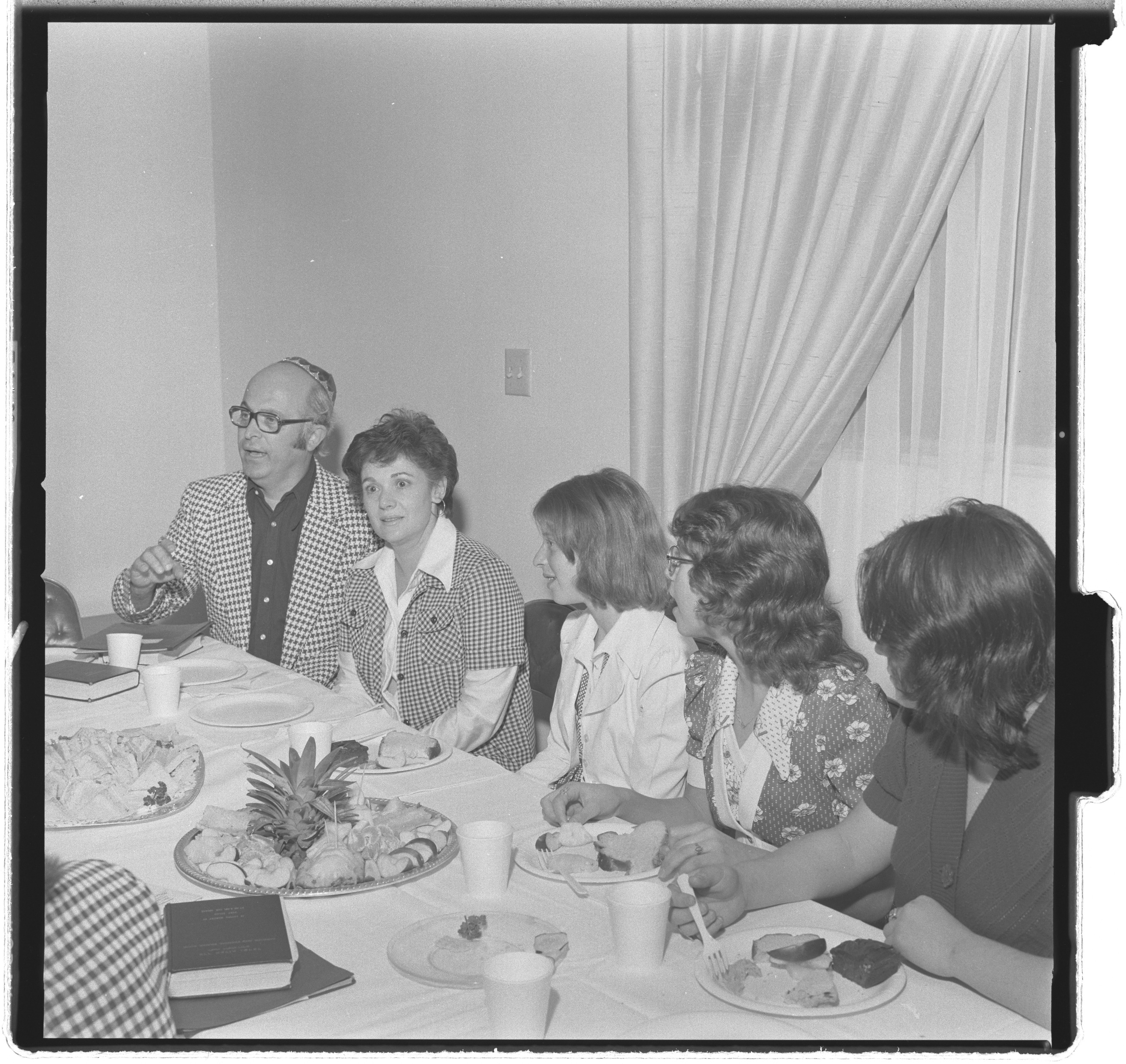 Photographs of Rabbi Schnairson (party), image 08